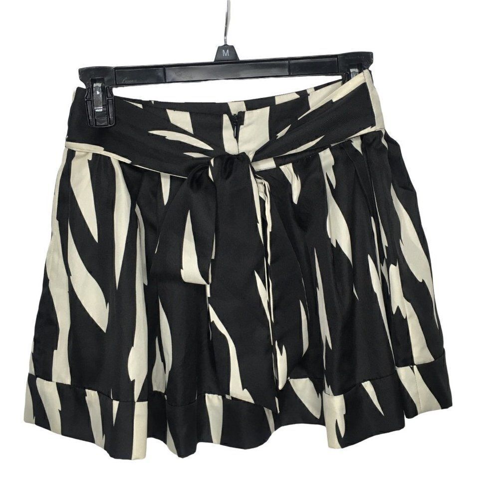 Twenty one  flaired  skirt in black and white